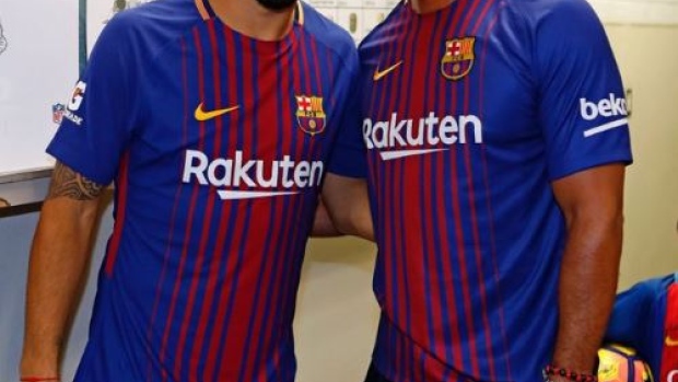 Tiger Woods hangs out with Barcelona FC's Luis Suarez following Miami's El Clasico.