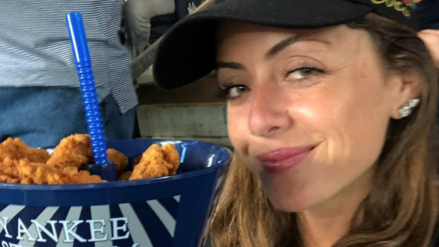 Sammenligne Øst Timor Slovenien The girl that dips chicken fingers in soda at games has an IG account  dedicated to her unique habit - Article - Bardown