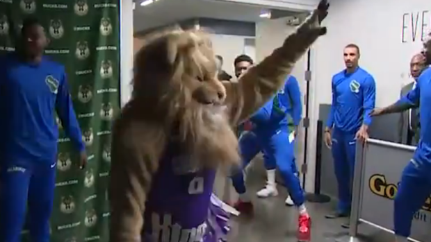 The Sacramento Kings' mascot had no chance against the entire