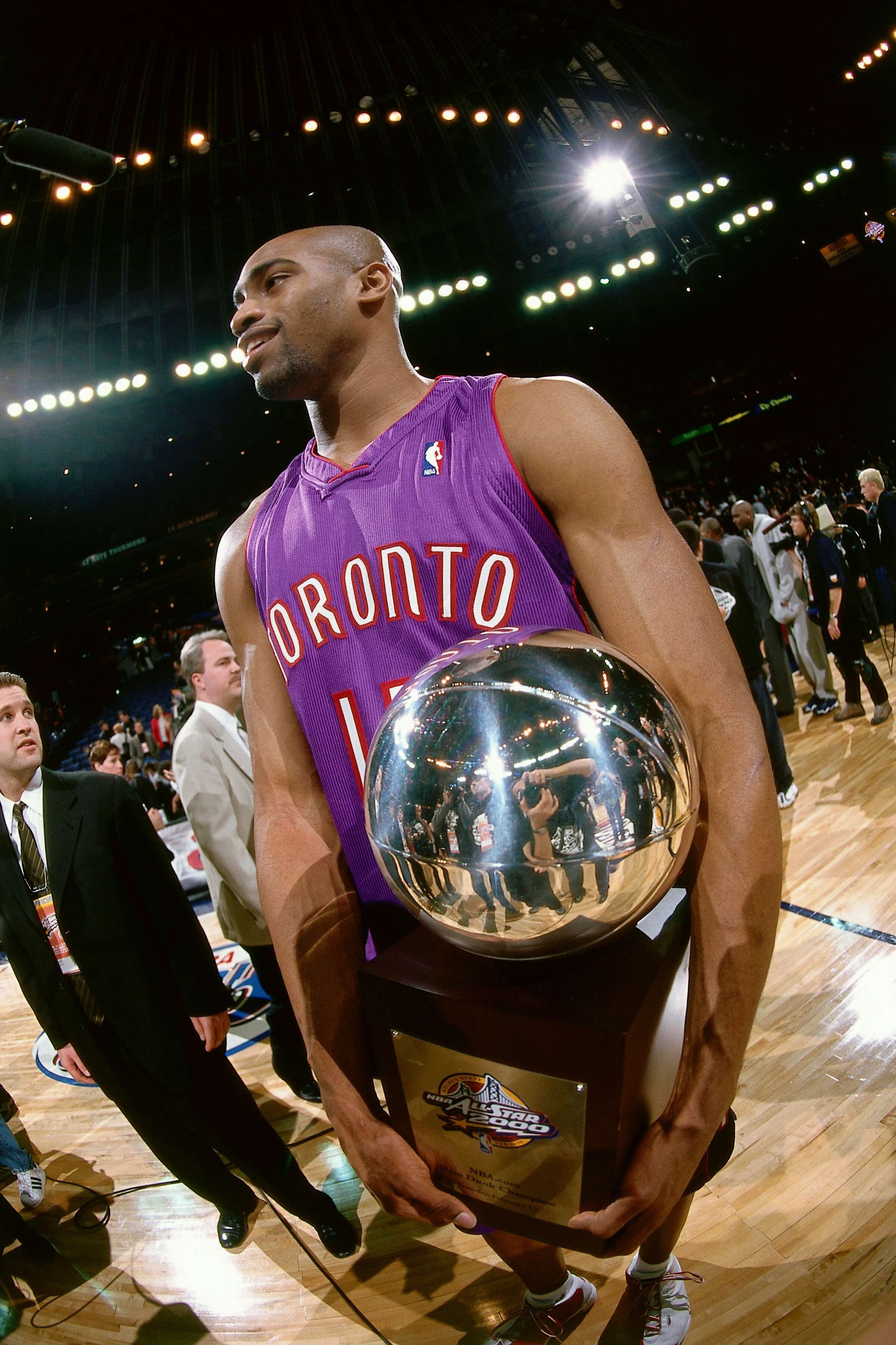 VIDEO: Celebrate the 20th Anniversary of Vince Carter Telling Us it's Over  at the 2000 Dunk Contest