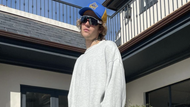 BarDown on X: Justin Bieber sported a new Toronto Maple Leafs-inspired Drew  Cap and we need it. 🔥 MORE @    / X