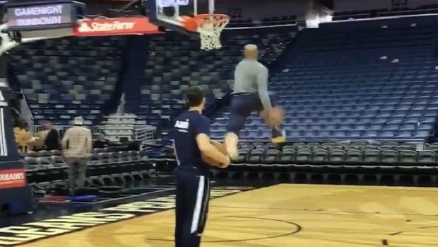40-year old Vince Carter dunks his way to King-sized…