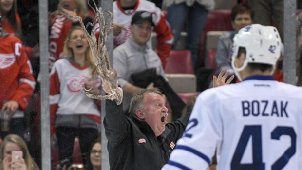 Red Wings fans threw 35 octopuses on ice in Joe Louis Arena farewell