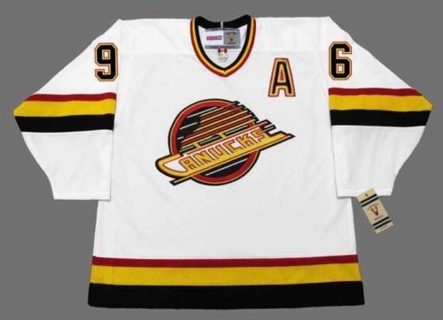Versace sweater bears resemblance to vintage Canucks logo